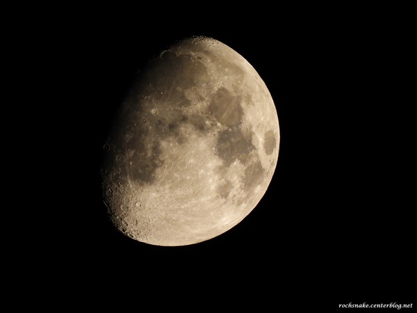 Lune gibbeuse croissante en pleine forme